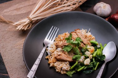 Pirinçli domuz budu, Tayland yemeği ve Taylandlıların yemeyi sevdiği sokak yemekleri. Ya da 