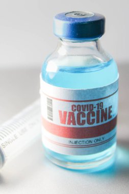 Covid-19 Corona Virüsü 2019-ncov aşı tüpleri ilaç şişeleri ve şırıngalar