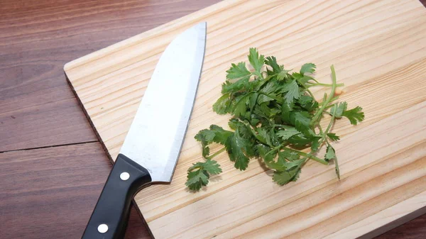 Coriandolo Coltello Tritati Mettilo Tagliere Legno All Interno Tavolo Legno — Foto Stock