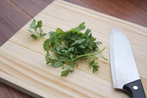 Nasekané Cilantro Nůž Položte Dřevěnou Řezací Desku Uvnitř Dřevěného Stolu — Stock fotografie