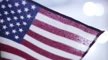 Beyaz ışık arkaplanlı Amerikan bayrağı.