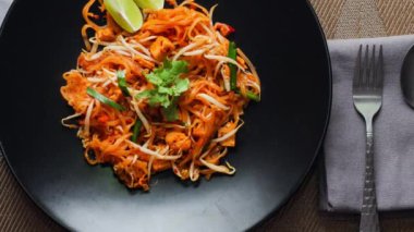 Tayland Gıda Pad Thai 'si (Tayland ulusal yemeği) Siyah tabakta limon ve baharat.