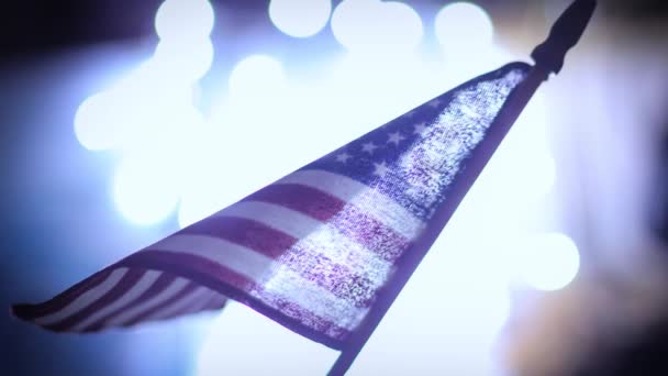 Amerikansk Flagga Med Vitt Ljus Oskärpa Bakgrund — Stockvideo