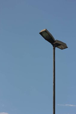 Mavi gökyüzü arka planına karşı güneş enerjisi kutbu