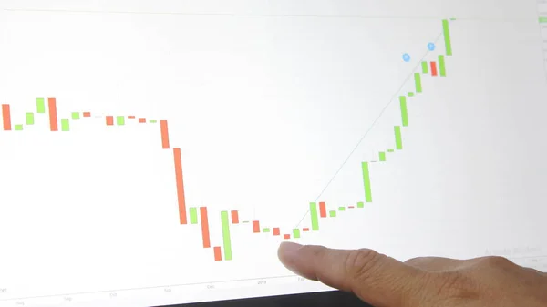 Dedo Apontando Para Gráfico Bitcoin Monitor Computador — Fotografia de Stock