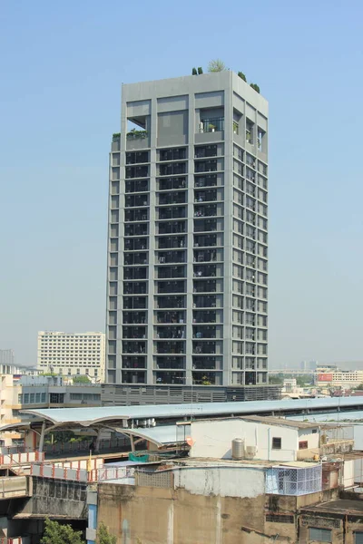 泰国曼谷 2022年2月28日 曼谷的一座高楼正面是一座天空火车站 — 图库照片