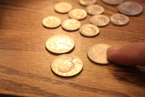 Monety Dziesięciocentówkowe Monety Walutą Ameryki Rękach Mężczyzn — Zdjęcie stockowe