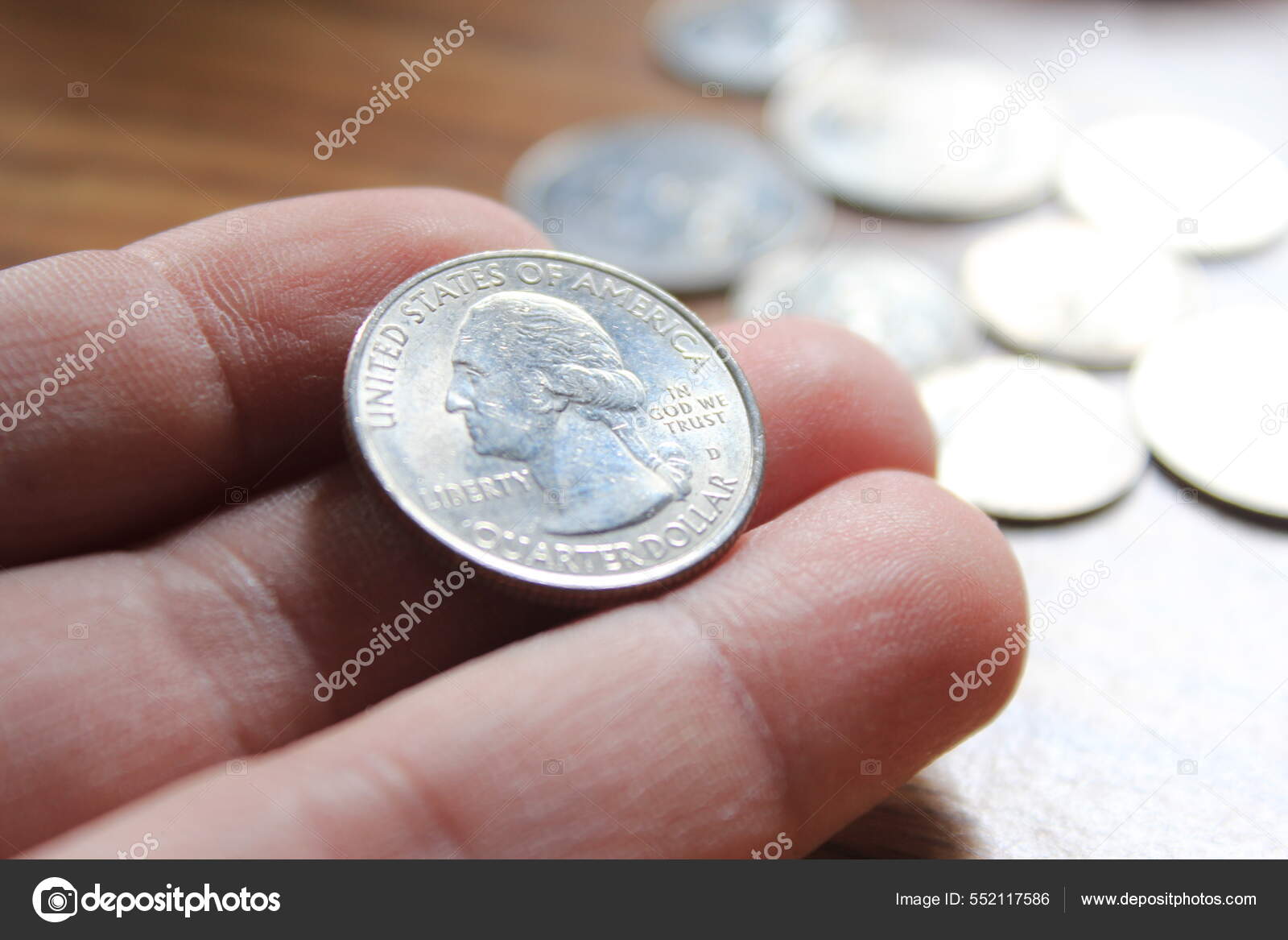 Mão Pegar Quarto Moeda Moeda Americana Espalhada Chão Madeira — Foto ©  birchphotographer #552117586, image size:1600x1167