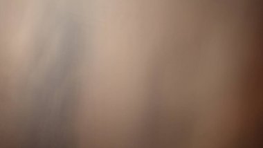 Gri-kahverengi, siyah, beyaz, kırmızı ve toprak tonlarıyla soyut bulanık arkaplan.