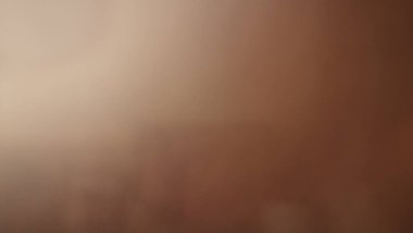 Gri-kahverengi, siyah, beyaz, kırmızı ve toprak tonlarıyla soyut bulanık arkaplan.