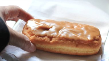 Apple Bar, Maple Bar Donut, Maple Bar Donut beyaz bir tabakta servis edilir..