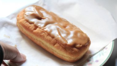 Apple Bar, Maple Bar Donut, Maple Bar Donut beyaz bir tabakta servis edilir..