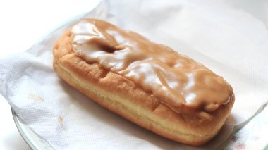 Apple Bar, Maple Bar Donut, Maple Bar Donut beyaz bir tabakta servis edilir..