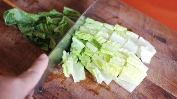 Verduras Cortadas Una Tabla Cortar Madera Con Cuchillo — Foto de Stock