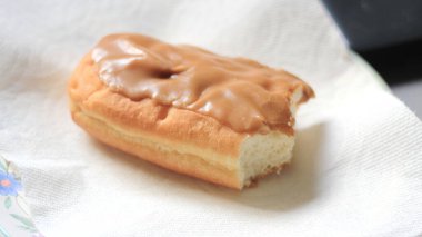 Apple Bar, Maple Bar Donut, Maple Bar Donut beyaz bir tabakta ikiye bölünmüş..