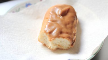 Apple Bar, Maple Bar Donut, Maple Bar Donut beyaz bir tabakta ikiye bölünmüş..