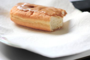 Apple Bar, Maple Bar Donut, Maple Bar Donut beyaz bir tabakta ikiye bölünmüş..