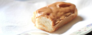 Apple Bar, Maple Bar Donut, Maple Bar Donut beyaz bir tabakta ikiye bölünmüş..