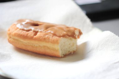 Apple Bar, Maple Bar Donut, Maple Bar Donut beyaz bir tabakta ikiye bölünmüş..