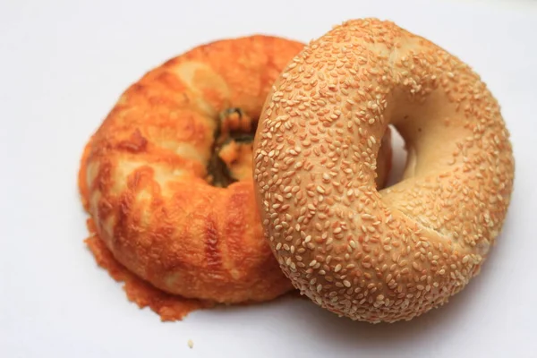 Бублик Пончика Форме Хлеба Сложены Белом Фоне — стоковое фото