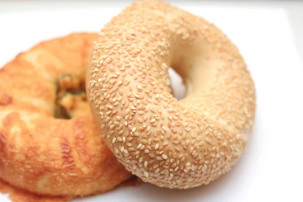 Bagel Pães Forma Rosquinha Empilhados Fundo Branco — Fotografia de Stock