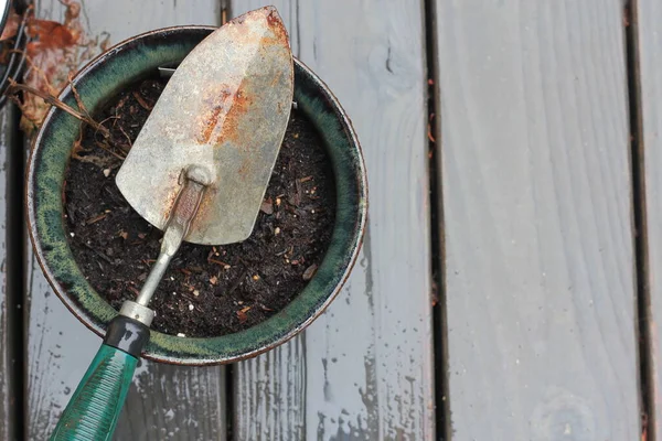 Een Kleine Schep Wordt Geplaatst Een Plantenpot Achtergrond Als Een — Stockfoto