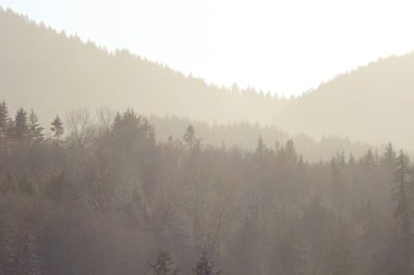 Dağların silueti sabah karmaşık turuncu renkte.