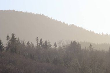 Dağların silueti sabah karmaşık turuncu renkte.