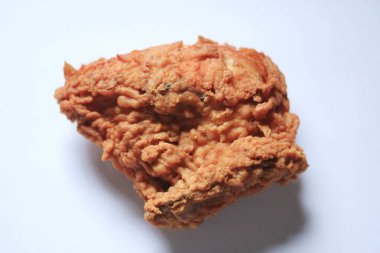 Kızarmış tavuk göğsü ve hamuru beyaz arka planda..