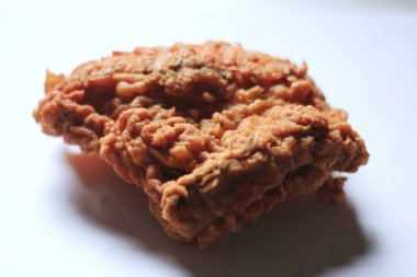 Kızarmış tavuk göğsü ve hamuru beyaz arka planda..