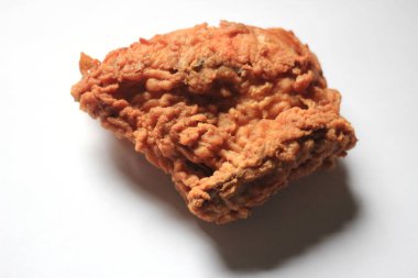 Kızarmış tavuk göğsü ve hamuru beyaz arka planda..