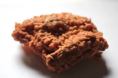 Kızarmış tavuk göğsü ve hamuru beyaz arka planda..