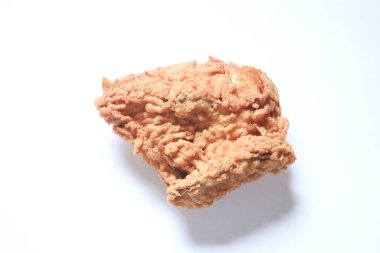 Kızarmış tavuk göğsü ve hamuru beyaz arka planda..