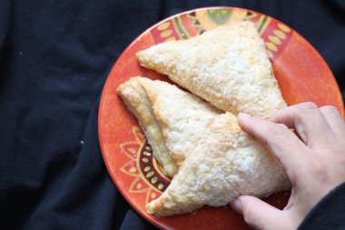 Elde Elma, Elmalı Turta, siyah kumaş arka planda Turuncu bir tabakta servis edilen Elma, Elmalı Turta Amerika 'da popüler bir yemektir.