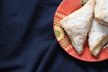 Apple, Apple Pie, siyah bez arka planda portakallı bir tabakta servis edilen cips, Apple Amerika 'da popüler bir yemektir..