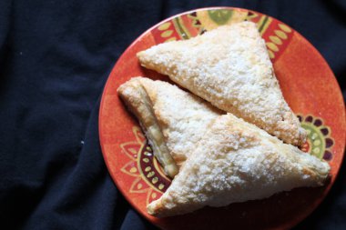 Apple, Apple Pie, siyah bez arka planda portakallı bir tabakta servis edilen cips, Apple Amerika 'da popüler bir yemektir..