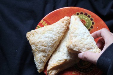 Elde Elma, Elmalı Turta, siyah kumaş arka planda Turuncu bir tabakta servis edilen Elma, Elmalı Turta Amerika 'da popüler bir yemektir.