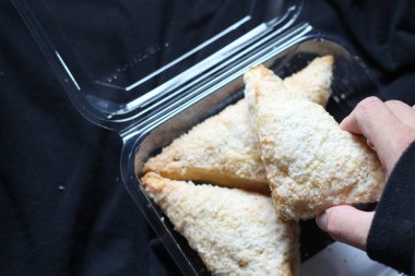 Apple, Apple Pie, Clear Plastik Paket Kutusunda servis edilen siyah kumaş arka planda, Apple Amerika 'da popüler bir yemektir..