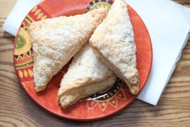 Apple, Apple Pie, kahverengi ahşap masada portakal tabakta servis edilen, Turta Apple Amerika 'da popüler bir yemektir..