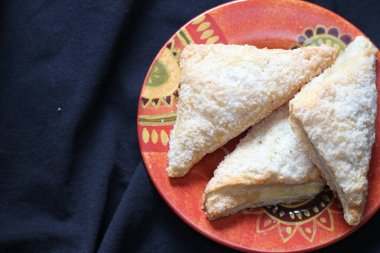 Apple, Apple Pie, siyah bez arka planda portakallı bir tabakta servis edilen cips, Apple Amerika 'da popüler bir yemektir..