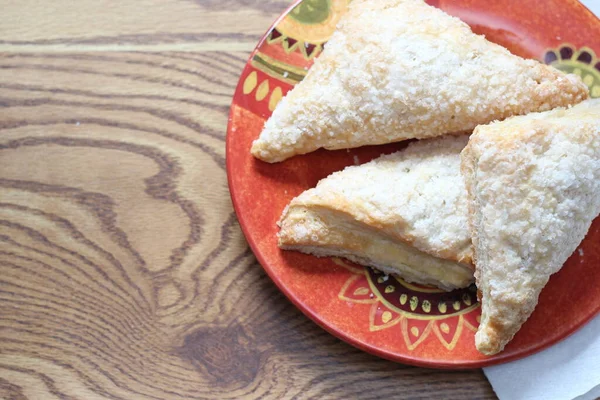 Apple, Apple Pie, kahverengi ahşap masada portakal tabakta servis edilen, Turta Apple Amerika 'da popüler bir yemektir..