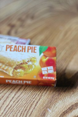 Seattle, ABD - Nisan 07 2022: JJ 'in fırınının şeftalili turtası, ahşap bir masada çilekli ve kremalı turta, aperatif olarak turta. Amerika 'da popüler.