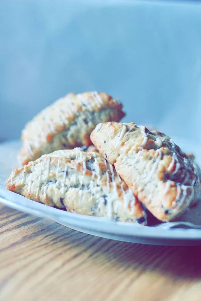 Scones Mirtilo Servidos Uma Placa Branca Uma Mesa Madeira Retratada — Fotografia de Stock