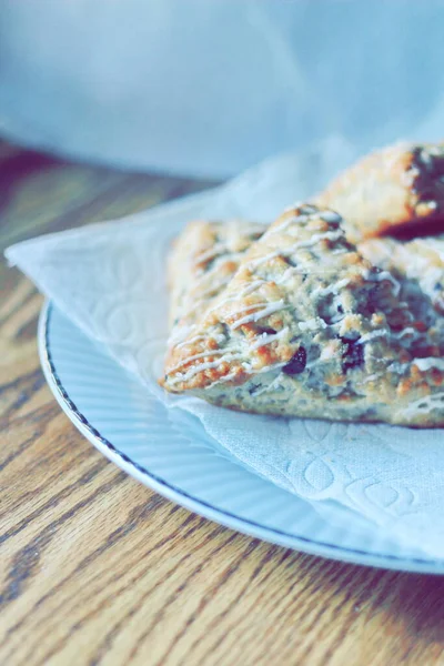 Scones Mirtilo Servidos Uma Placa Branca Uma Mesa Madeira Retratada — Fotografia de Stock