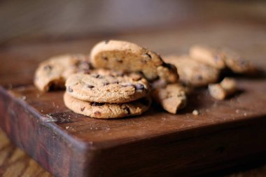 Tahta masaya yerleştirilmiş lezzetli çikolatalı kurabiyeler.