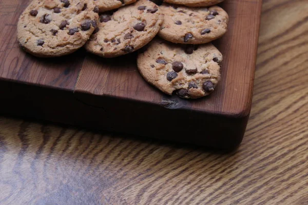 Lahodné Čokoládové Sušenky Položené Dřevěném Stole — Stock fotografie
