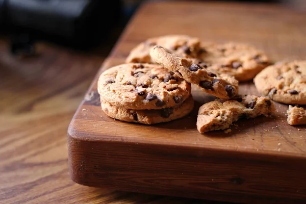 Deliciosos Biscoitos Chocolate Colocados Uma Mesa Madeira — Fotografia de Stock