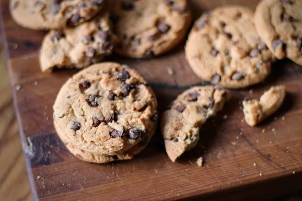 Deliciosos Biscoitos Chocolate Colocados Uma Mesa Madeira — Fotografia de Stock