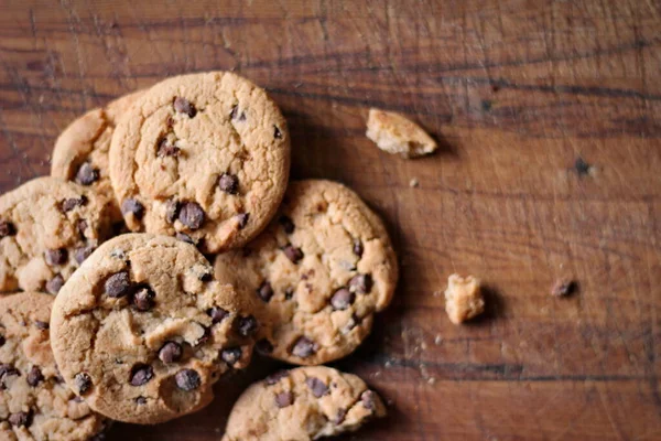 Heerlijke Chocoladekoekjes Geplaatst Een Houten Tafel — Stockfoto