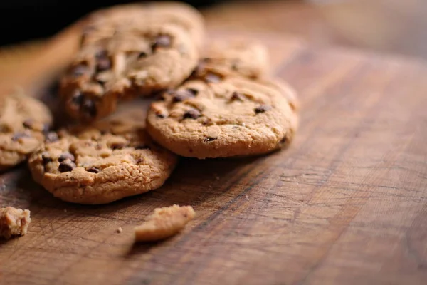 Tahta masaya yerleştirilmiş lezzetli çikolatalı kurabiyeler.